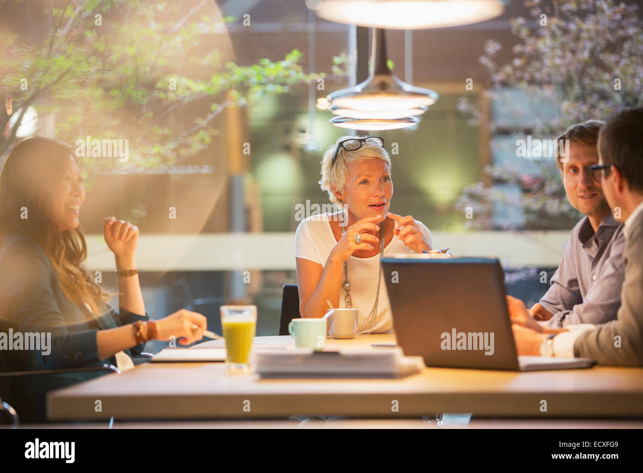 Business people talking in office meeting Banque D'Images