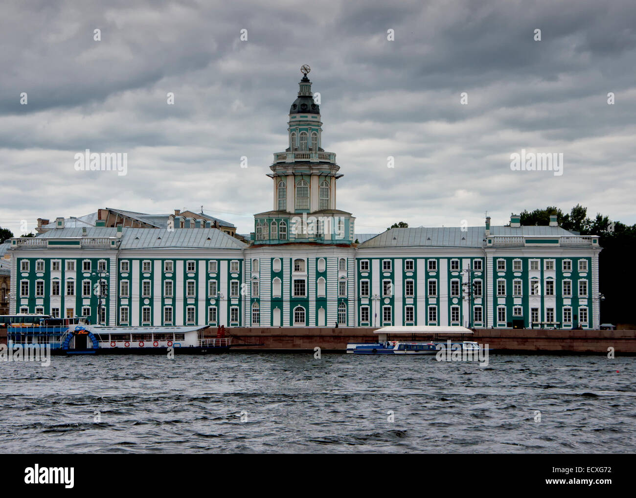 Avec la rivière Neva palace de l'autre côté. Banque D'Images