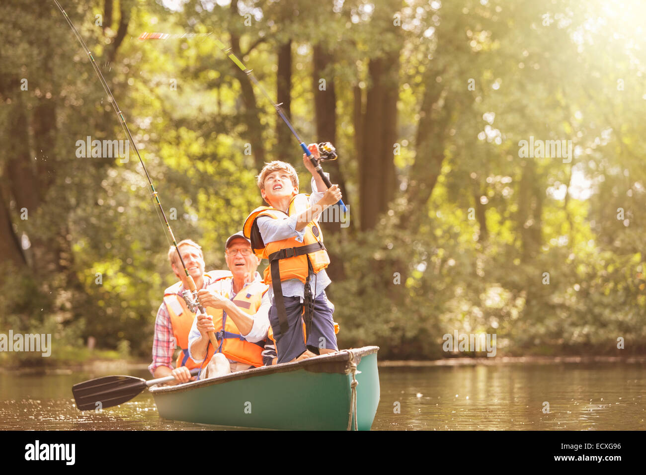 Garçon, père et grand-père de pêche canoe on lake Banque D'Images