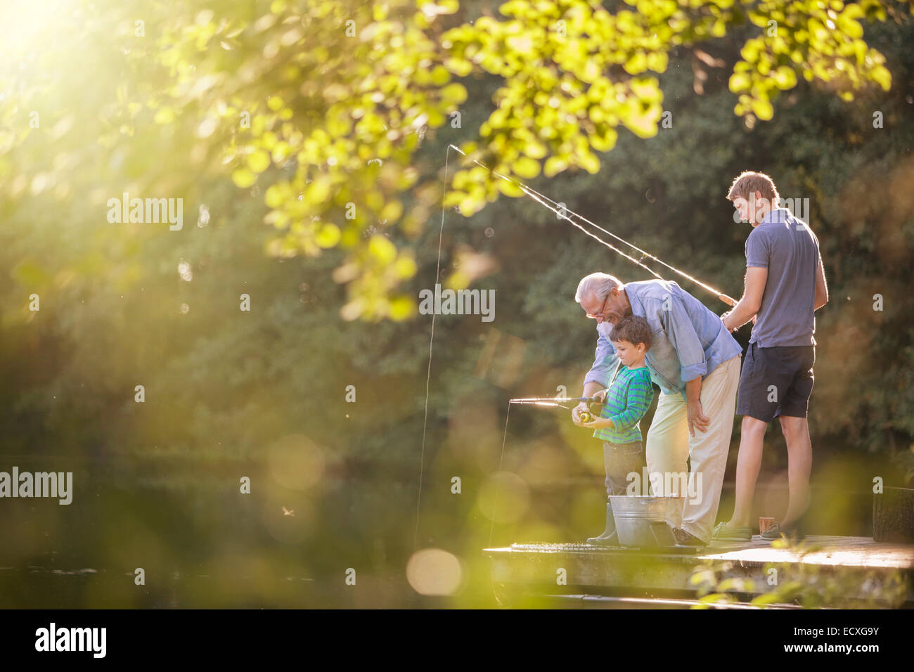 Garçon, grand-père et de la pêche dans le lac Banque D'Images