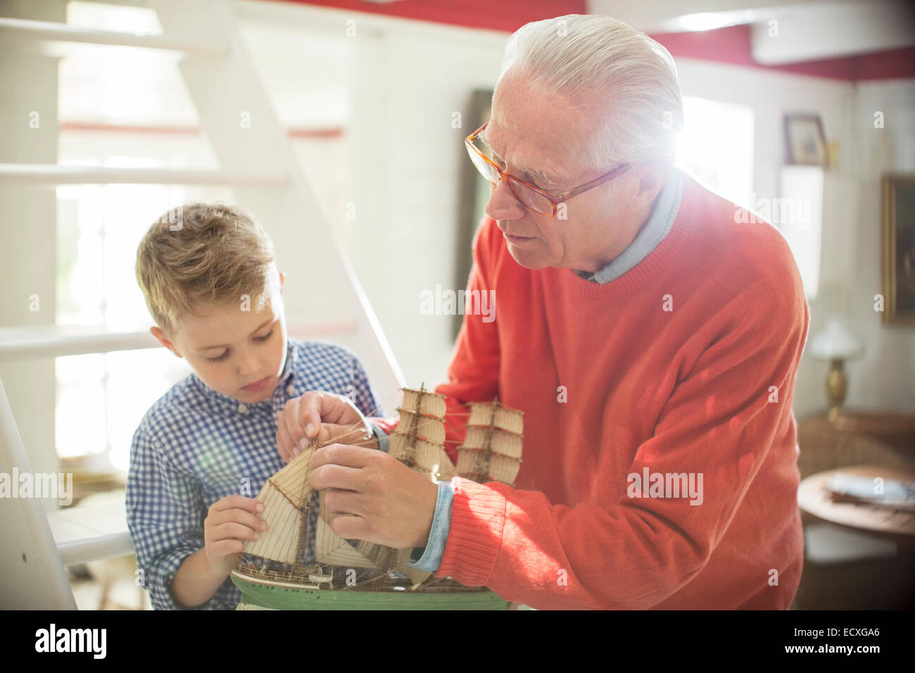 Grand-père et petit-fils modèle de bâtiment voilier Banque D'Images