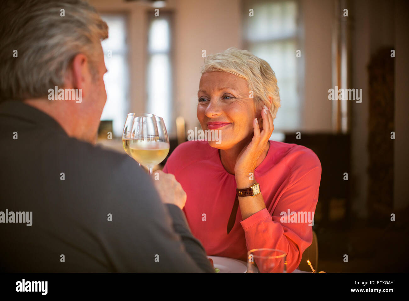 Vieux couple toasting each other with white wine Banque D'Images