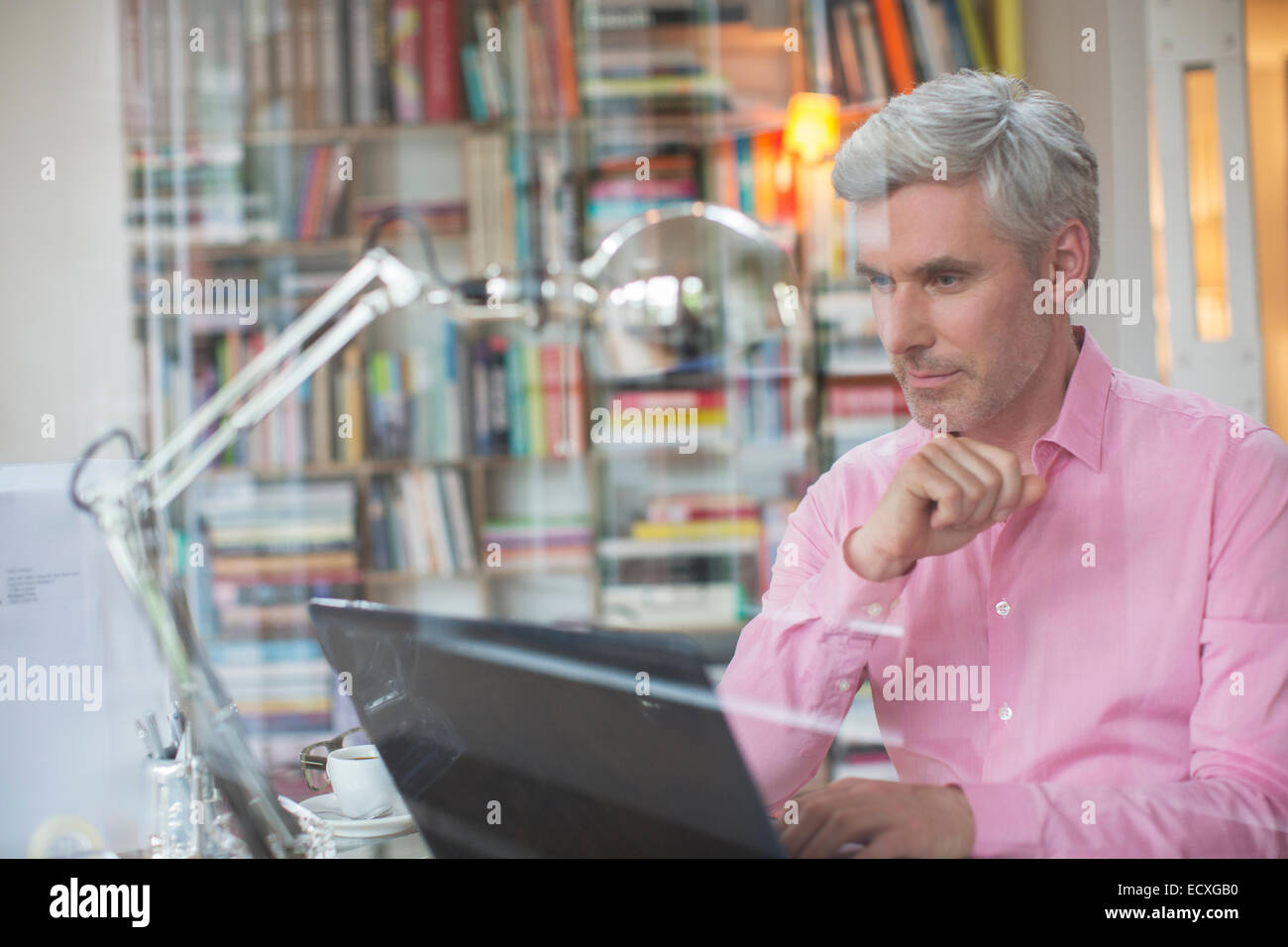 Businessman working on laptop in office Banque D'Images