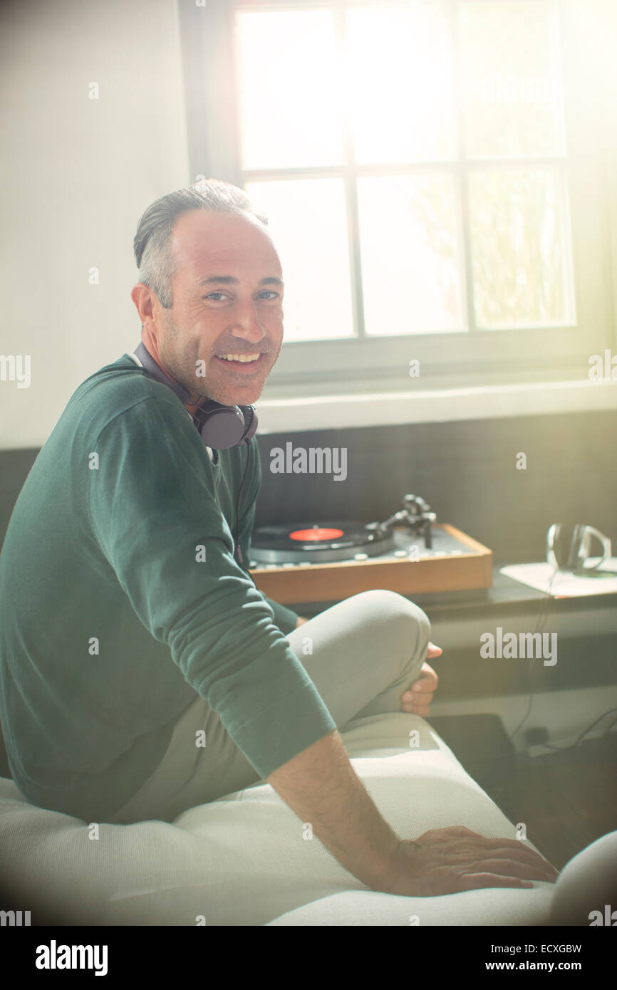 Plus à l'écoute de l'homme record player avec des écouteurs Banque D'Images