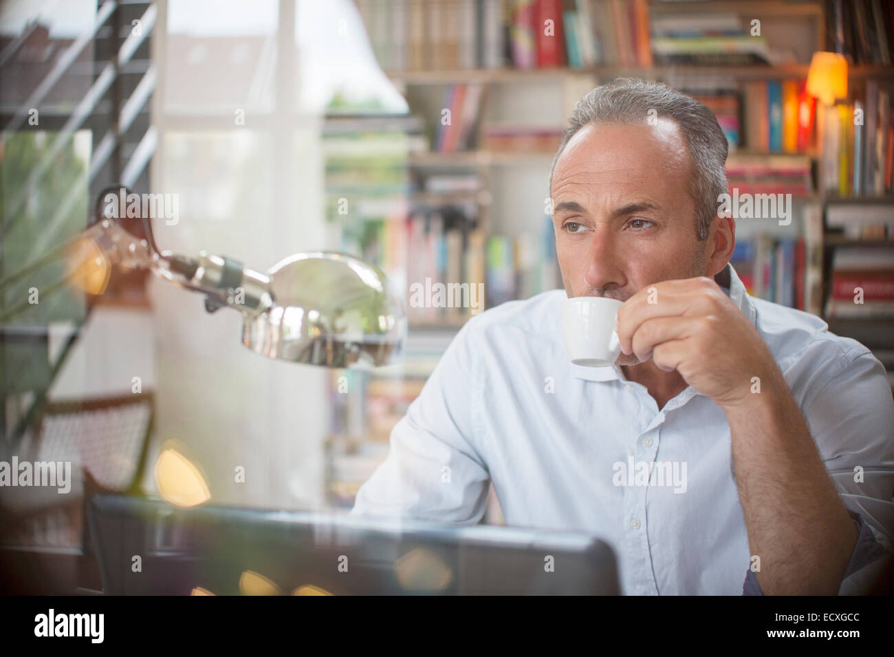 Businessman drinking espresso in home office Banque D'Images