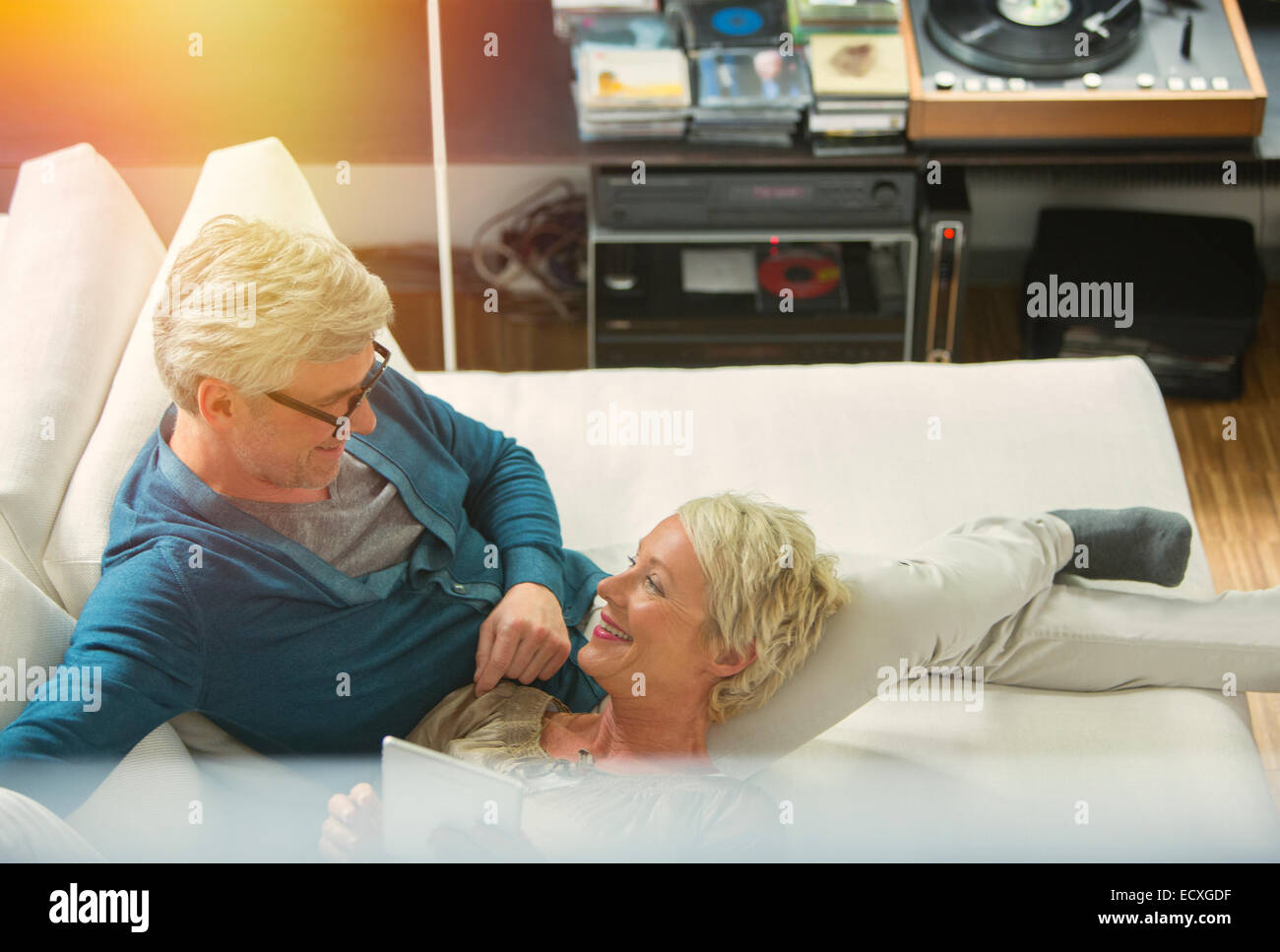 High angle view of older couple relaxing together sur salon canapé Banque D'Images