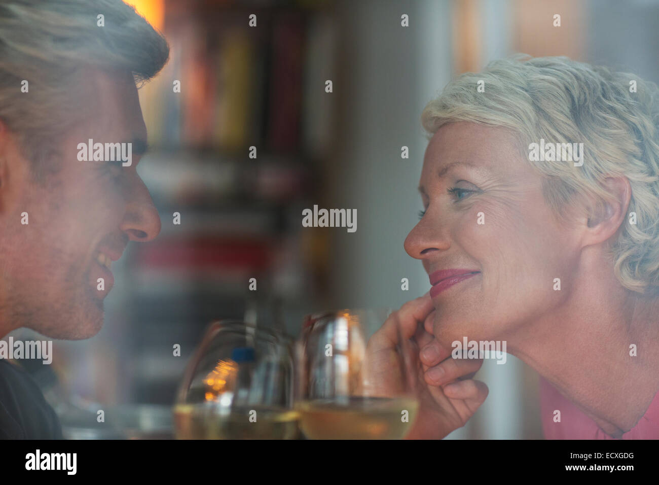 Plus romantic couple drinking white wine Banque D'Images