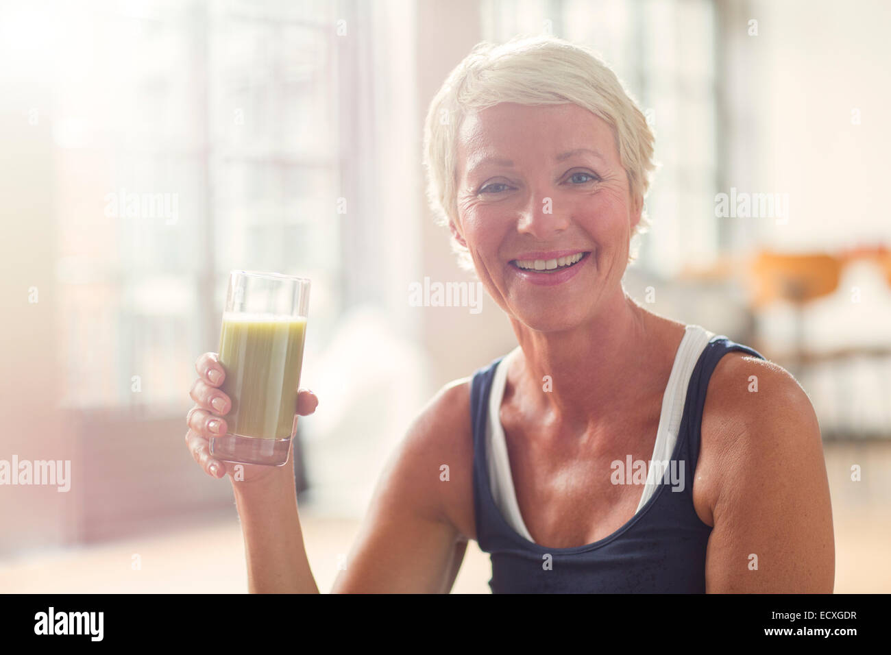 Smiling woman drinking juice Banque D'Images