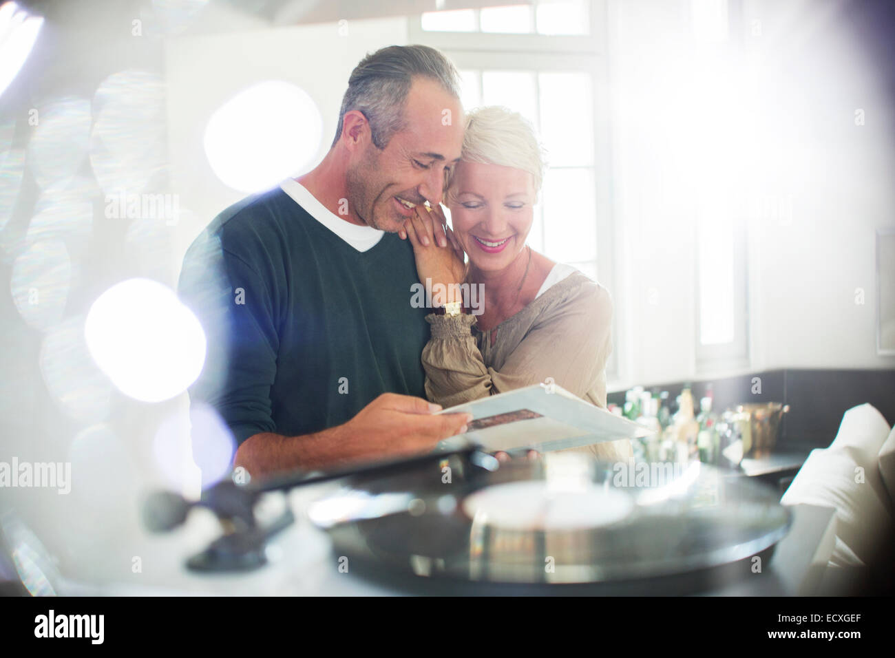 Vieux couple listening to vinyl records Banque D'Images