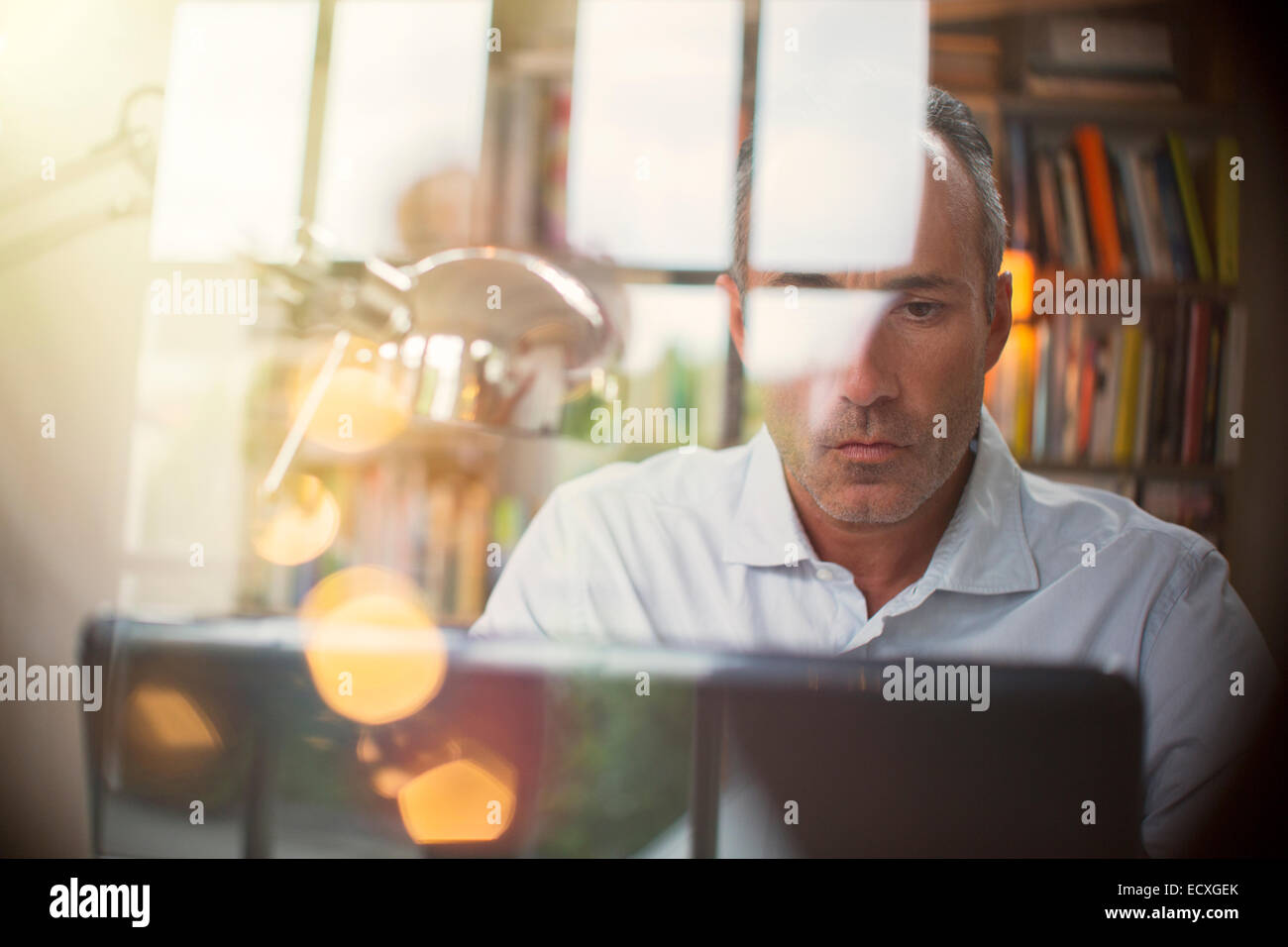 Businessman using laptop in home office Banque D'Images
