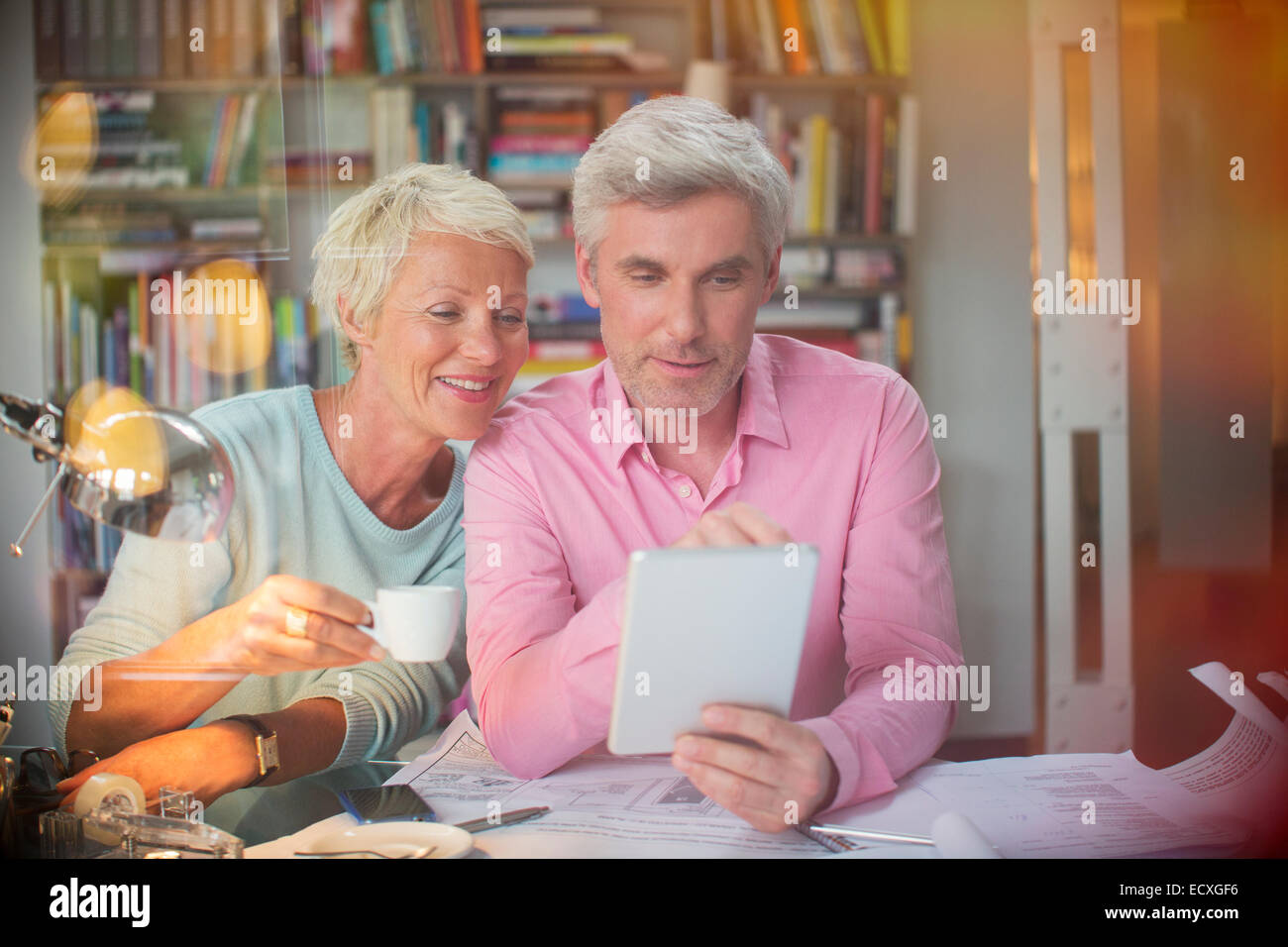 Business people using digital tablet in office Banque D'Images