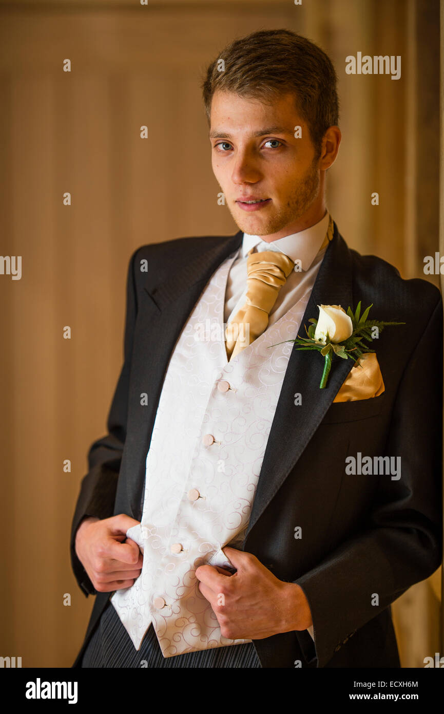 Mariage / Wedding Day UK : un jeune homme , le marié, vêtu d'un costume  traditionnel matin formelle sur le point de se marier Photo Stock - Alamy
