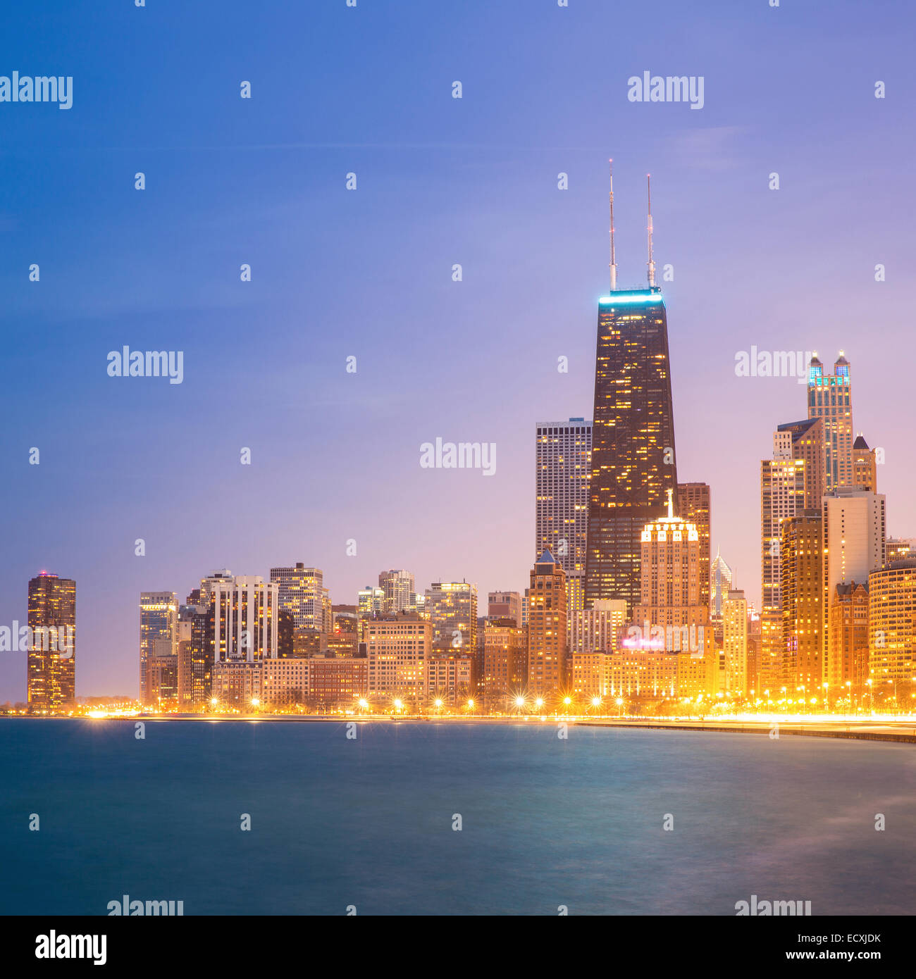 Photo de panorama du centre-ville de Chicago et le lac Michigan au crépuscule. Banque D'Images