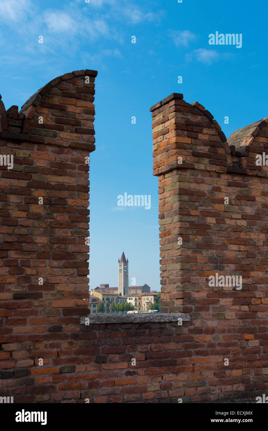 Détail de Castelvecchio, ou Vieux château avec la Basilique de San Zeno dans la distance. Vérone, Italie du Nord Banque D'Images