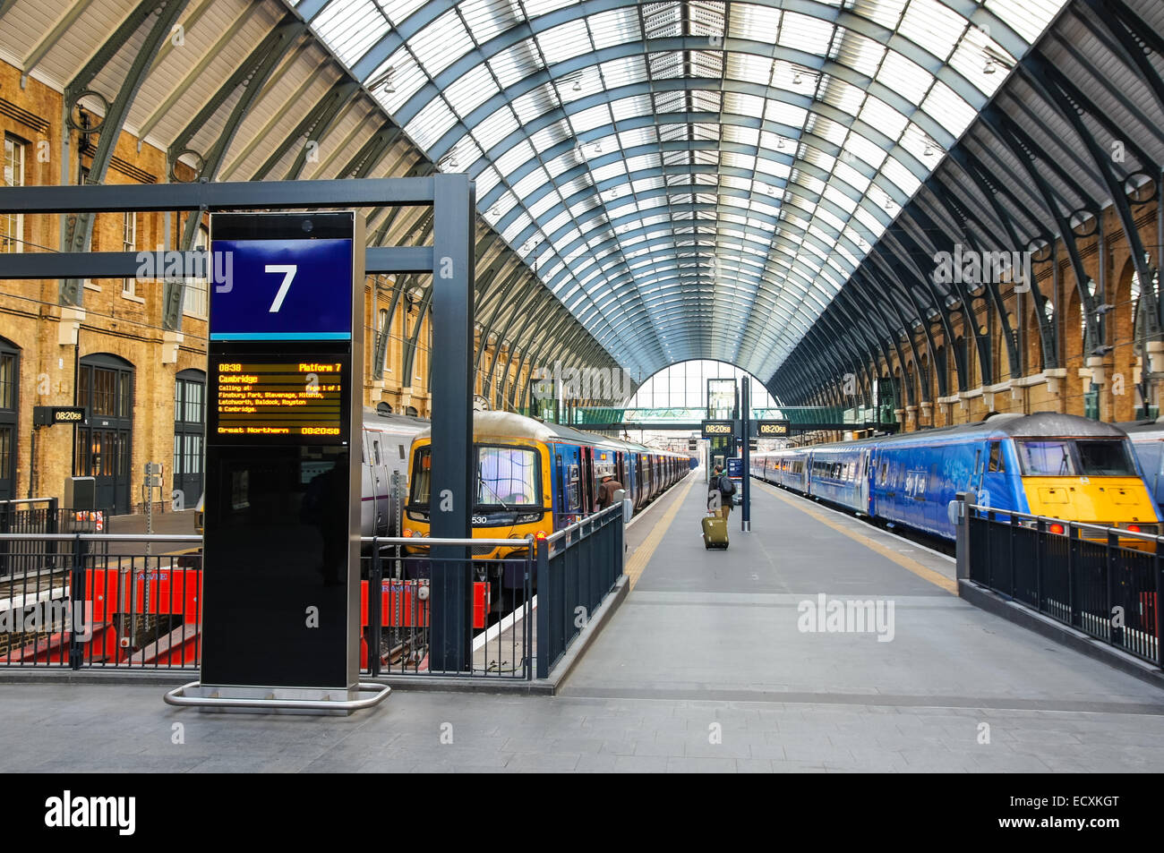 Les passagers à la gare ferroviaire de Kings Cross, Londres Angleterre Royaume-Uni UK Banque D'Images