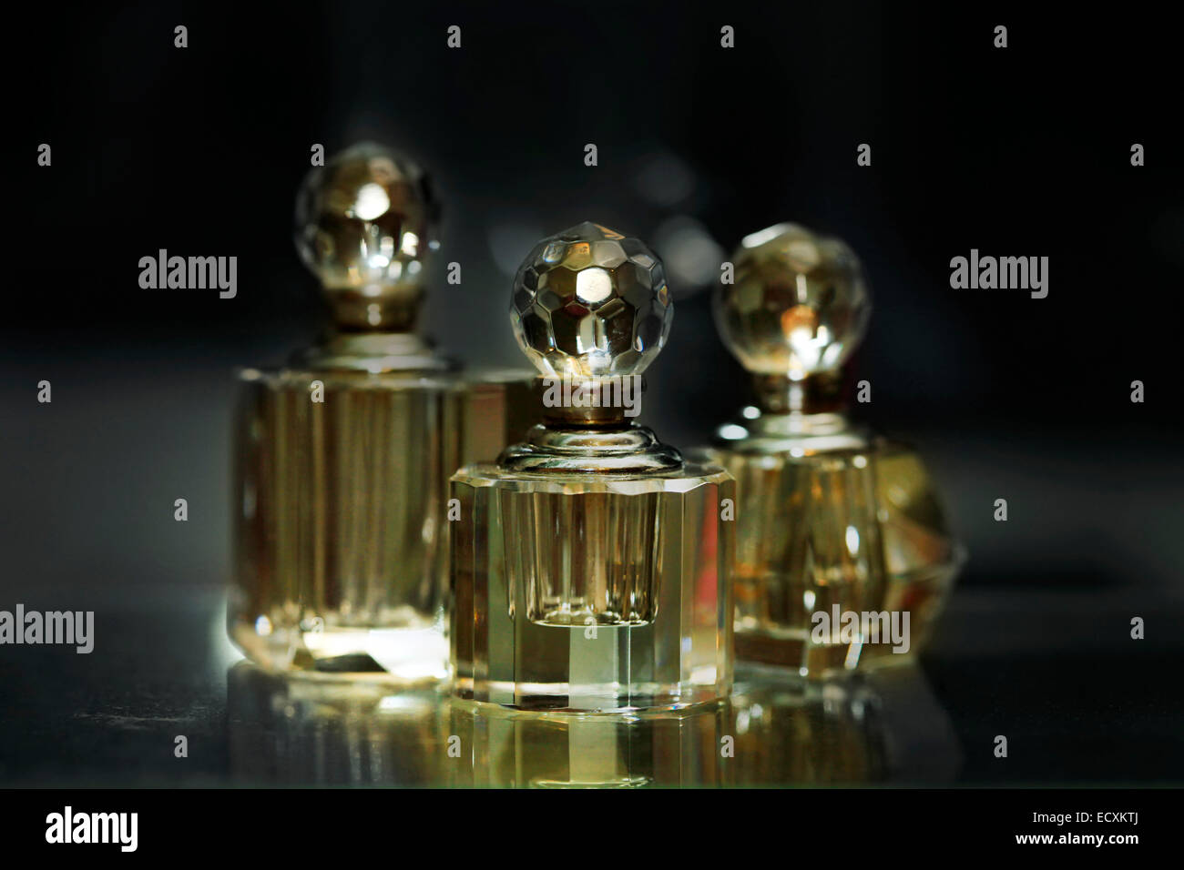 Flacons pour parfumerie avec des taches de lumière Banque D'Images