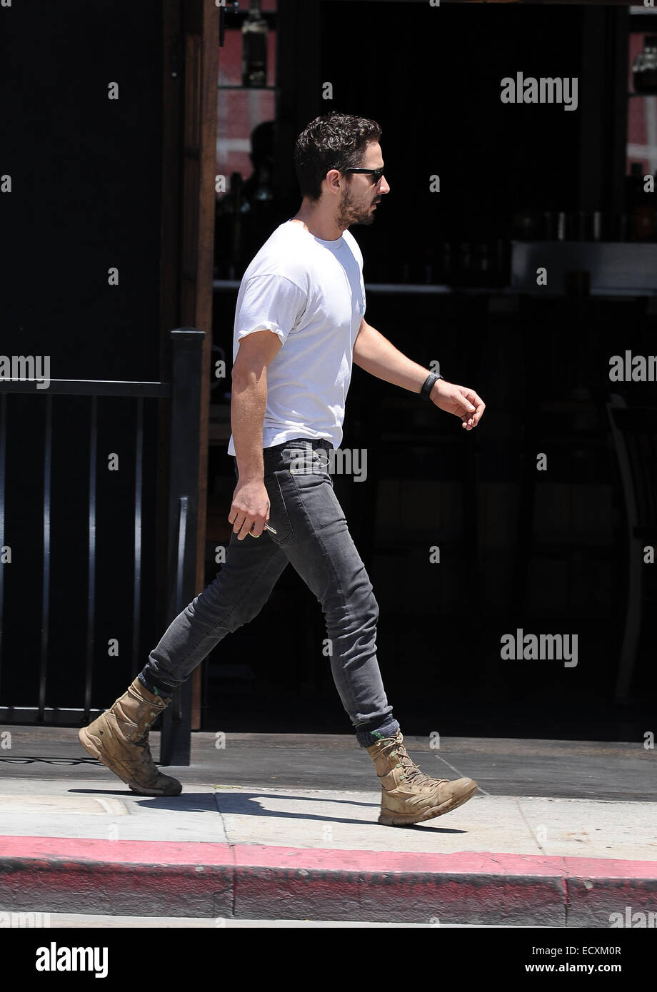 Shia LaBeouf en mission a Los Angeles lunettes sportives et d un Marc Buoniconti Fund t shirt avec Shia LaBeouf Ou Los Angeles California United States Quand 18 Juin 2014 Photo Stock Alamy