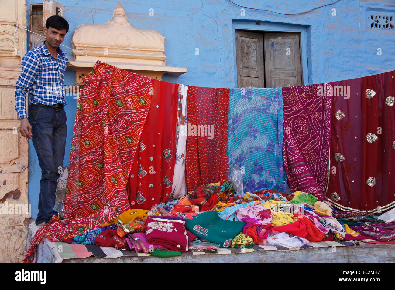 Vente de tissus l'homme sari dans la ville bleue et Jodphur, Rajasthan, Inde Banque D'Images