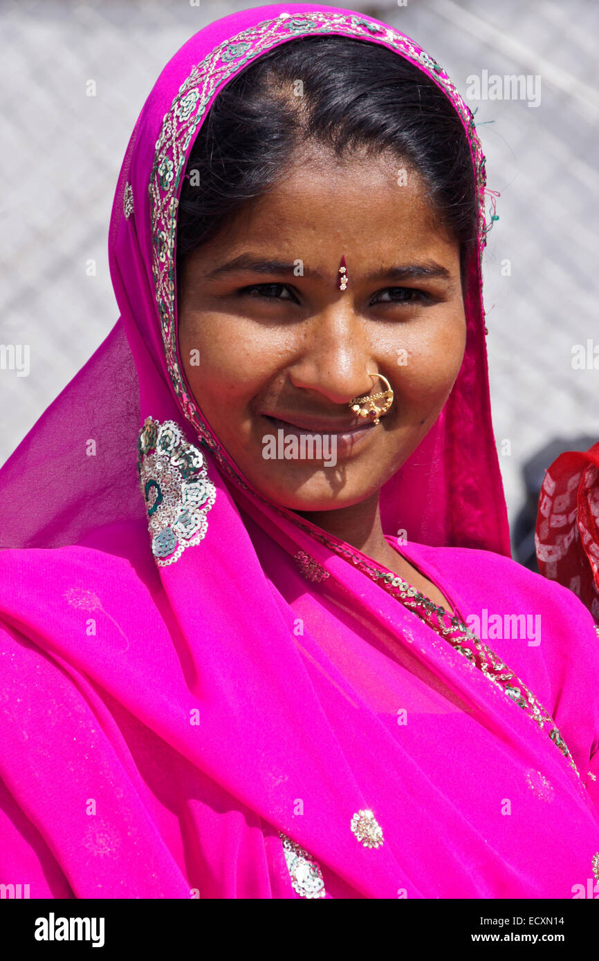 Jeune femme en costume traditionnel, Rajasthan, Inde Banque D'Images