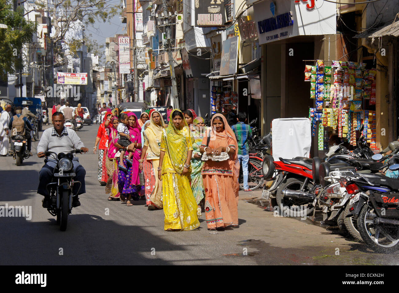 Marcher sur les femmes dans la rue, à Udaipur, Rajasthan, Inde Banque D'Images