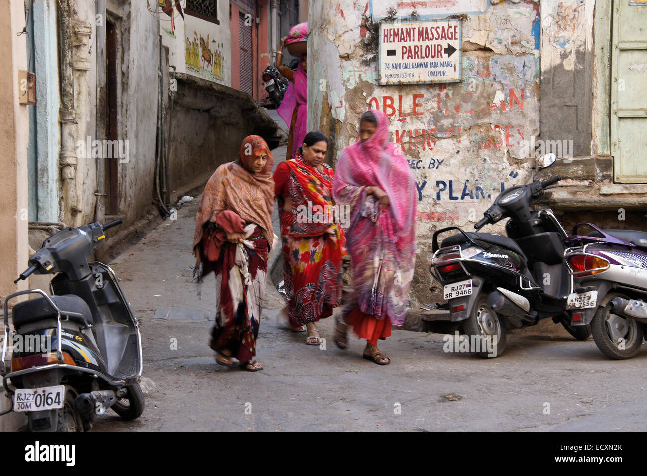 La Marche des femmes sur la rue dans le vieux quartier résidentiel, Udaipur, Rajasthan, Inde Banque D'Images