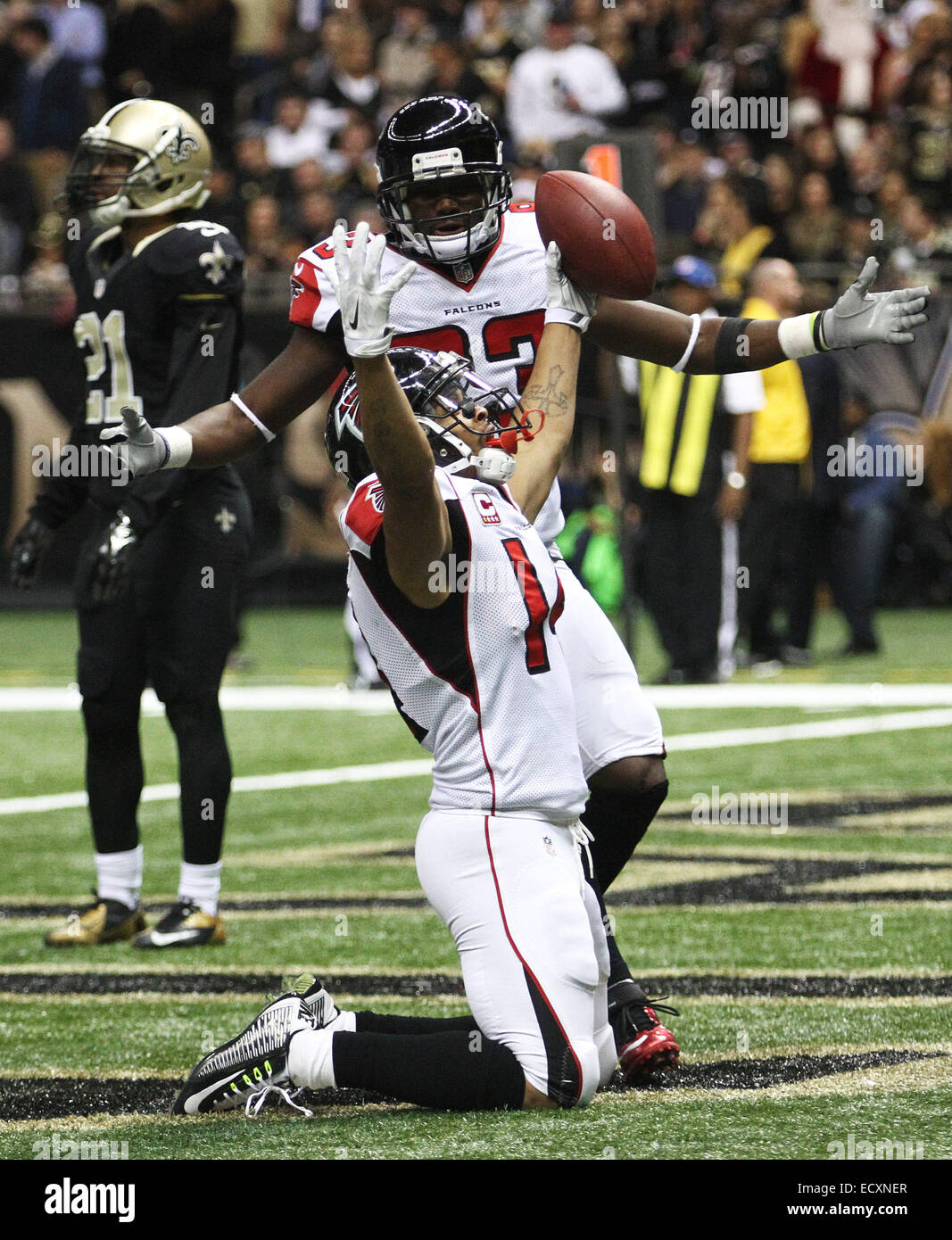 La Nouvelle-Orléans, Louisiane, Etats-Unis. Dec 21, 2014. Atlanta Falcons' wide receiver ERIC WEEMS, bas, célèbre son coéquipier avec touchdown ROODY WHITE lors de l'action contre la NFL New Orleans Saints à la Mercedes-Benz Superdome. Crédit : Dan Anderson/ZUMA/Alamy Fil Live News Banque D'Images