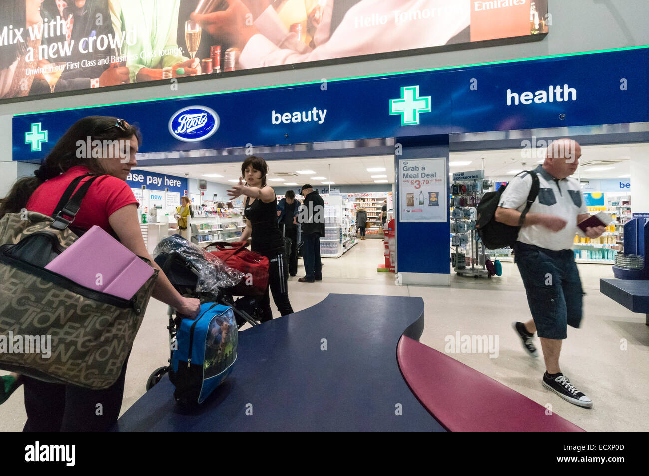 L'aéroport de Manchester, Angleterre, RU - Bottes les chimistes shop Banque D'Images L'aéroport de Manchester, Angleterre, RU - Bottes les chimistes shop Banque D'Images