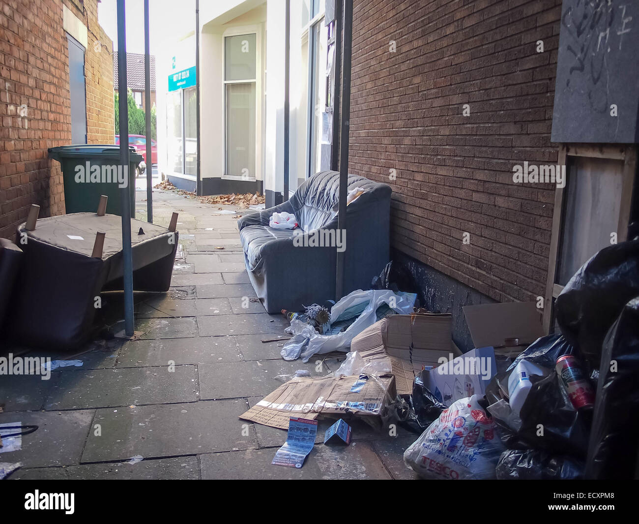 Voler dans une ruelle latérale, contenant du canapé et de sacs Banque D'Images