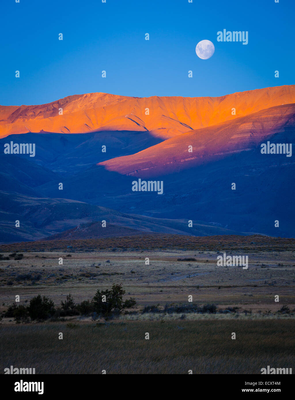 La lune au Lago Viedma, en Patagonie, Argentine. Le lac Viedma est dans le sud de la Patagonie, près de la frontière entre le Chili et l'Argentine Banque D'Images