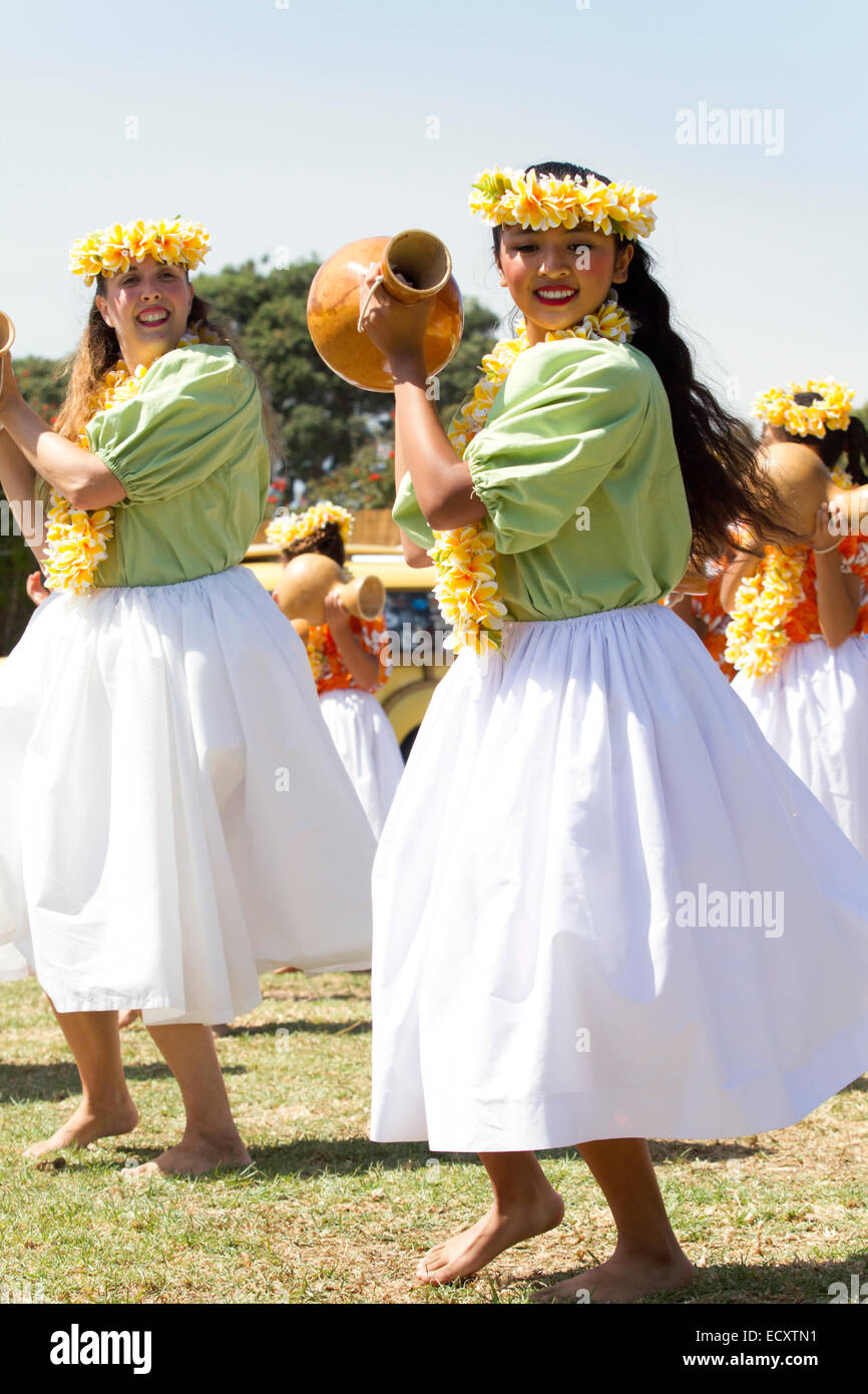 Les danseuses hawaïennes avec encore de calebasses Banque D'Images