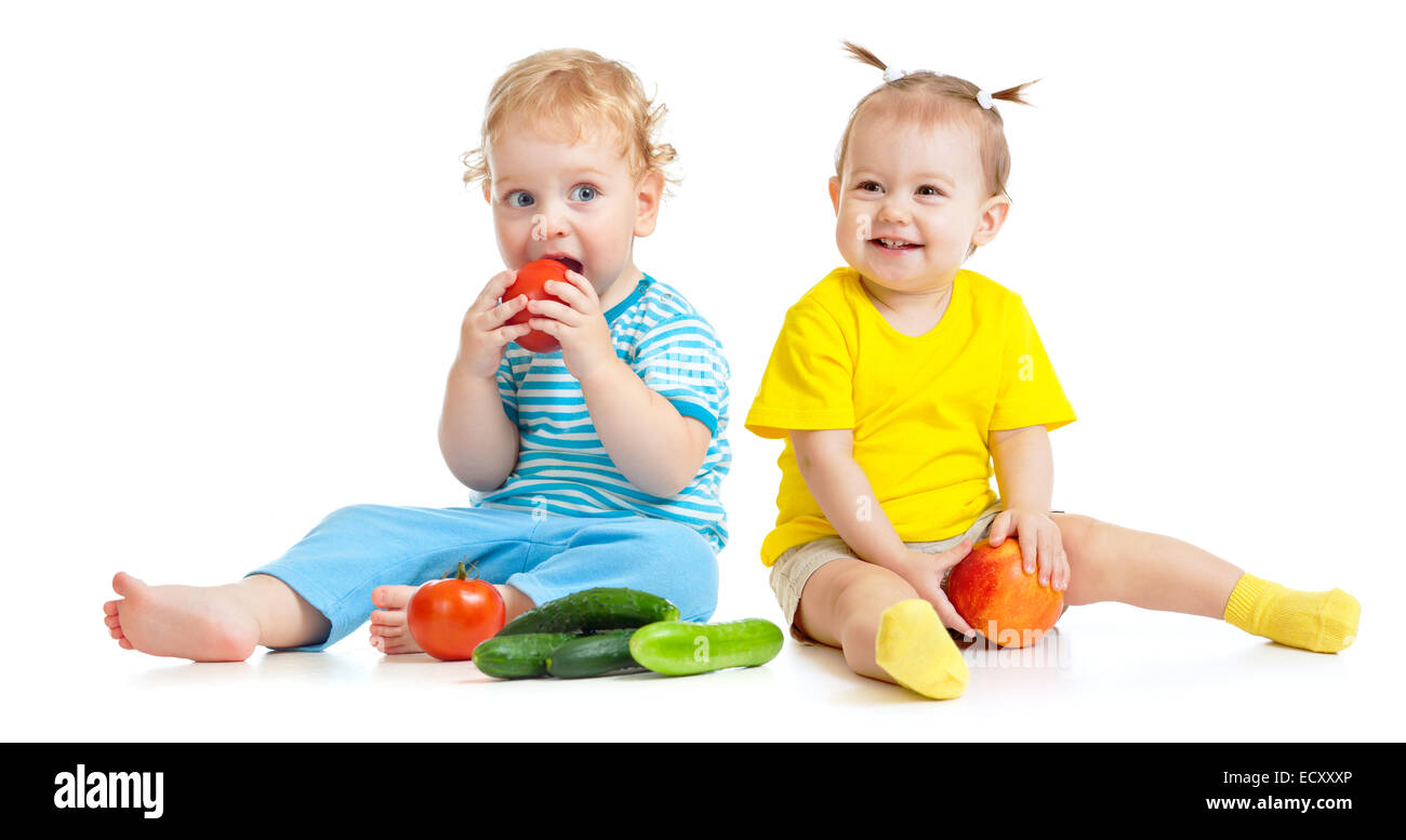 Les enfants manger des fruits et légumes frais isolé Banque D'Images