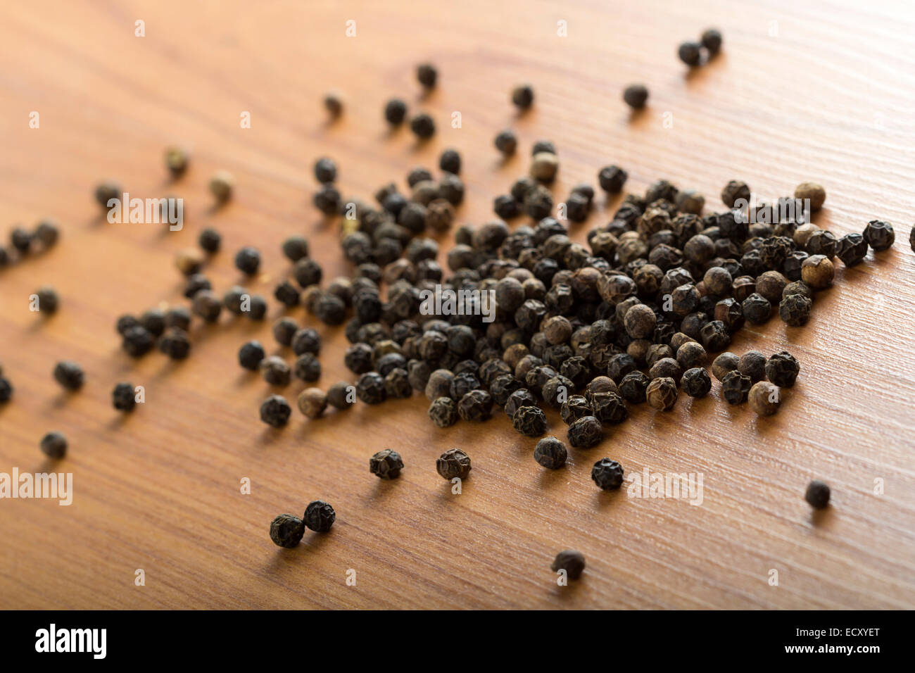 Close up de quelques grains de poivre sur fond de bois Banque D'Images