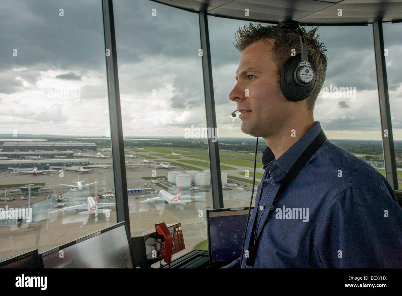 Contrôleur aérien Heathrow NATS en tour de contrôle à l'aéroport de Heathrow, Londres. Banque D'Images