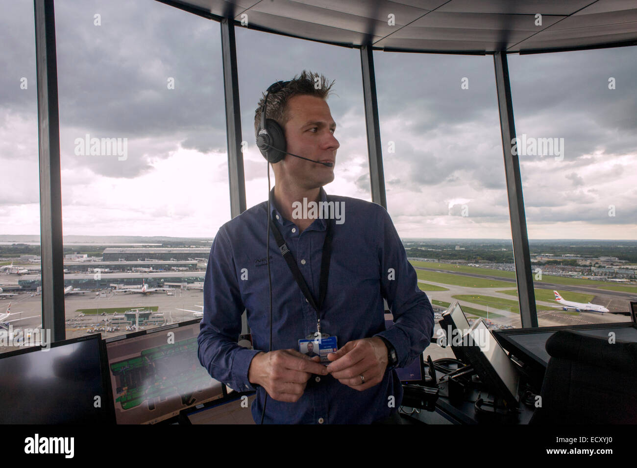 Contrôleur aérien Heathrow NATS en tour de contrôle à l'aéroport de Heathrow, Londres. Banque D'Images