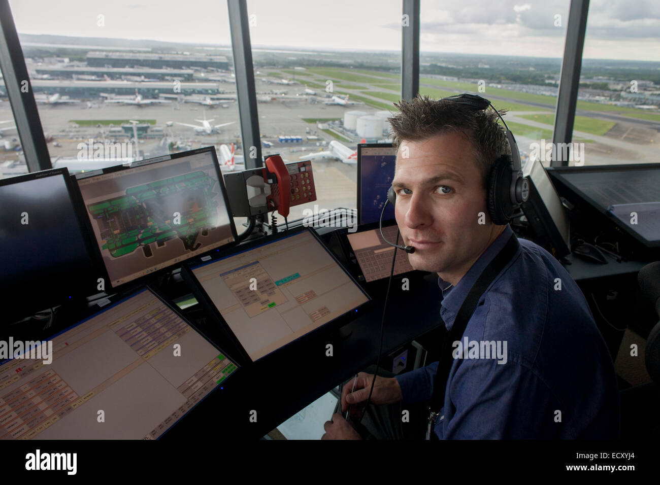 Contrôleur aérien Heathrow NATS en tour de contrôle à l'aéroport de Heathrow, Londres. Depuis le chapitre intitulé 'en l'air" un Banque D'Images