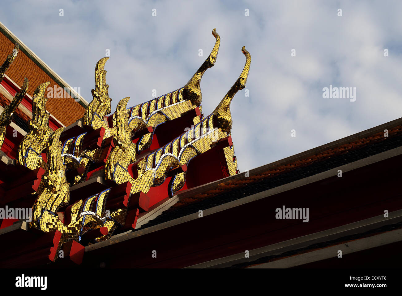 Motif de l'Église le toit thaï Wat Pho temple, Bangkok, Thaïlande Banque D'Images