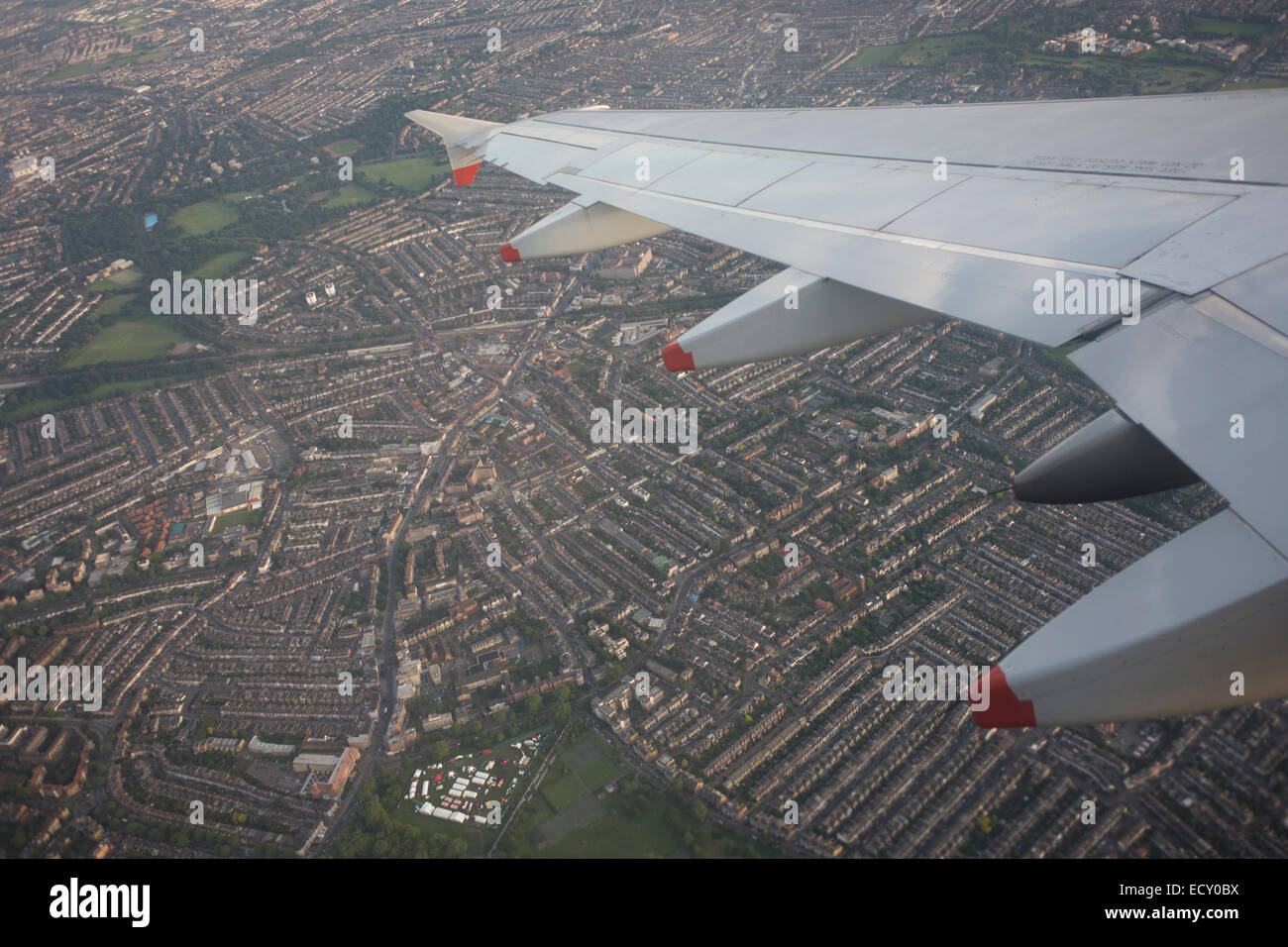 Siège de fenêtre Vue d'avion de ligne au milieu du chenal et de l'espace aérien au-dessus de l'aile ouest de Londres. Banque D'Images