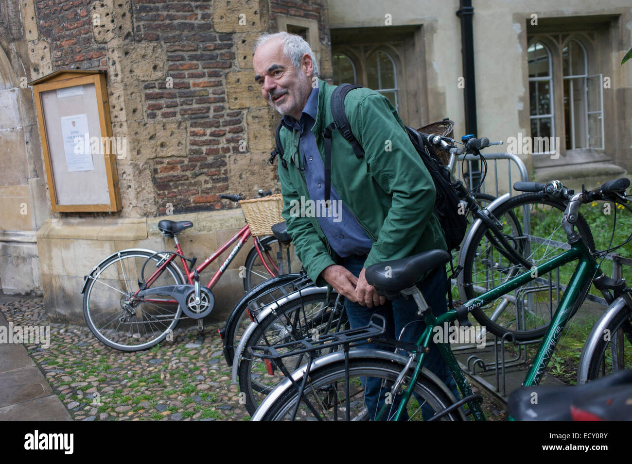 Risque et mathématicien gourou, le Professeur Sir David Spiegelhalter vélo à Cambridge. Banque D'Images