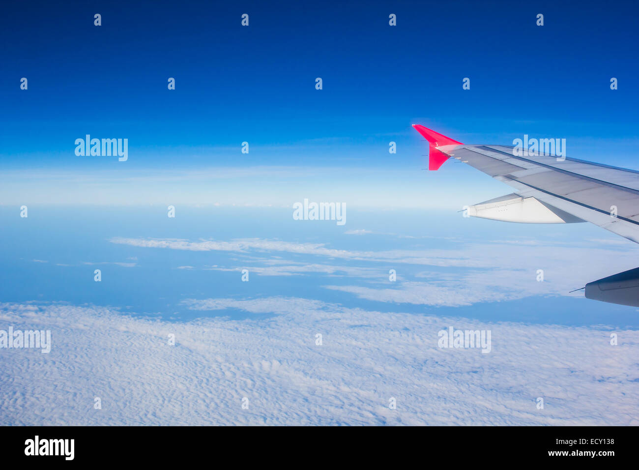 Avion volant au-dessus des nuages de l'escadre de regarder le ciel à partir de la fenêtre, en utilisant le transport aérien pour les voyages. Banque D'Images