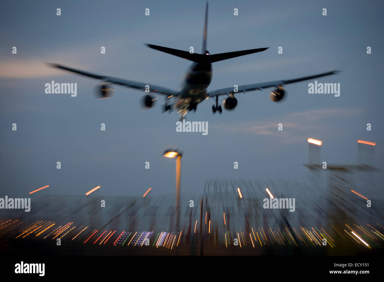 Avec des phares d'atterrissage sur l'avion de ligne floue, atterrit à l'aéroport Heathrow de Londres. Banque D'Images