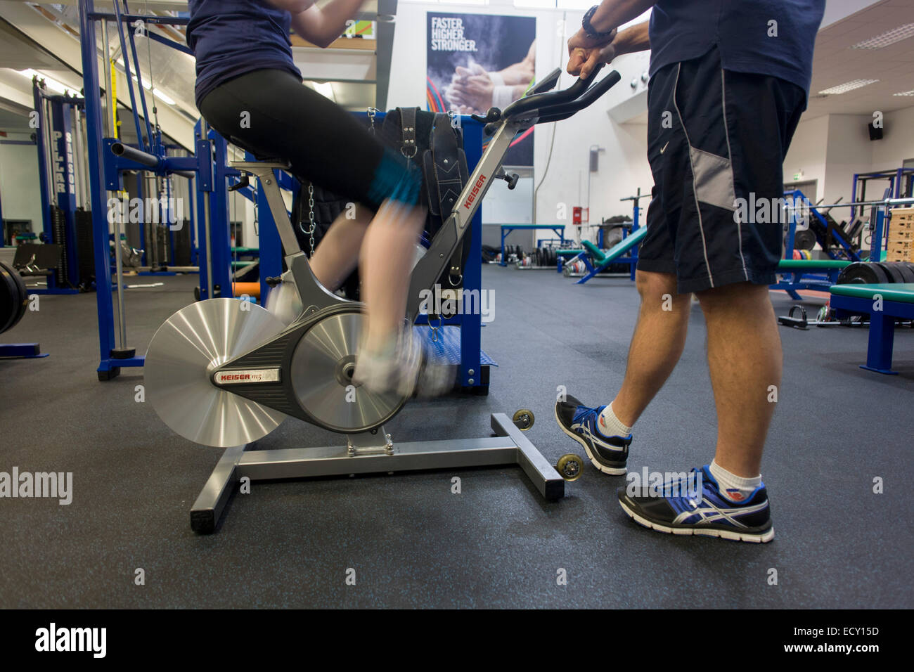 Mal-voyants de l'athlète paralympique de ski aux Jeux olympiques de Sotchi, Kelly Gallagher trains dans la salle de sport, à Belfast. Banque D'Images