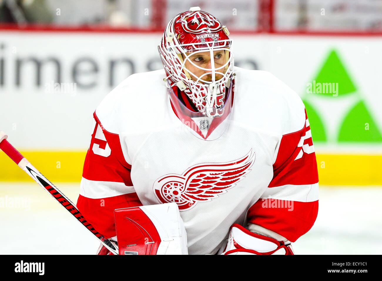 Raleigh, Caroline du Nord, USA. 7 Décembre, 2014. Red Wings de Detroit Jimmy gardien Howard (35) au cours de la partie de la LNH entre les Red Wings de Detroit et les Hurricanes de la Caroline au PNC Arena. Les Red Wings de Detroit a défait les Hurricanes de la Caroline 3-1. © Andy Martin Jr./ZUMA/Alamy Fil Live News Banque D'Images