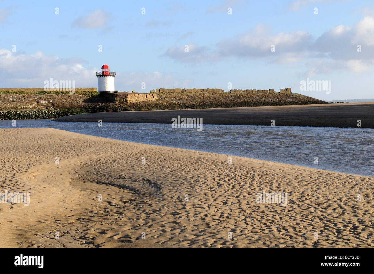 Les patrons de sable sur la plage de Burry P vers le phare du Pays de Galles Cymru UK GO Banque D'Images