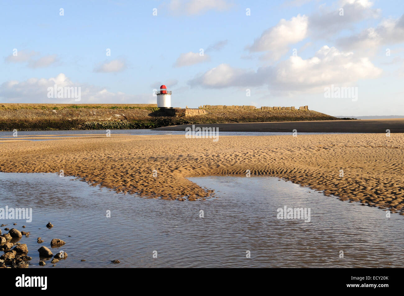 Les patrons de sable sur la plage de Burry P vers le phare du Pays de Galles Cymru UK GO Banque D'Images