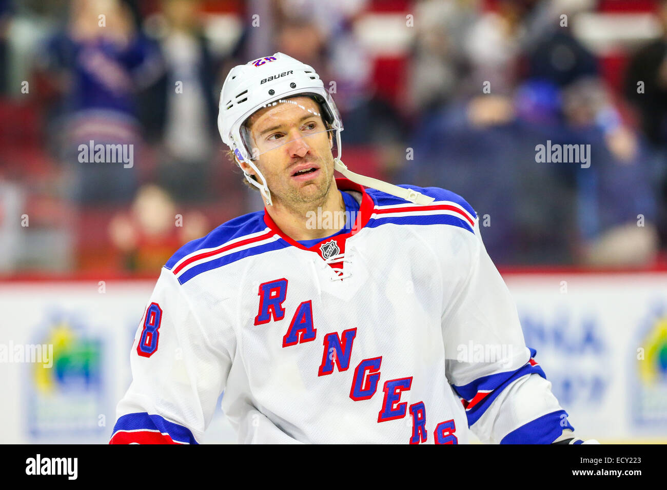 Rangers de New York Dominic Moore centre (28) au cours de la partie de la LNH entre les Rangers de New York et les Hurricanes de la Caroline au PNC Arena. Les Rangers de New York a défait les Hurricanes de la Caroline 3-2 dans une fusillade. Banque D'Images