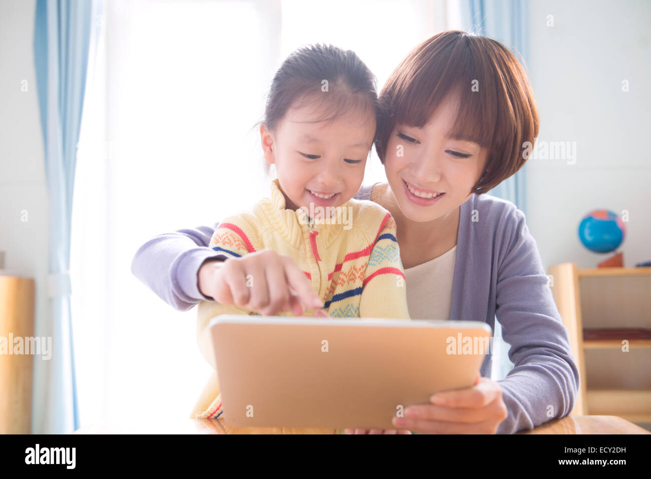 L'enseignant d'école maternelle et à l'aide de tablet Banque D'Images