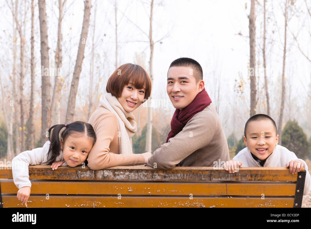 Famille avec deux enfants au parc Banque D'Images