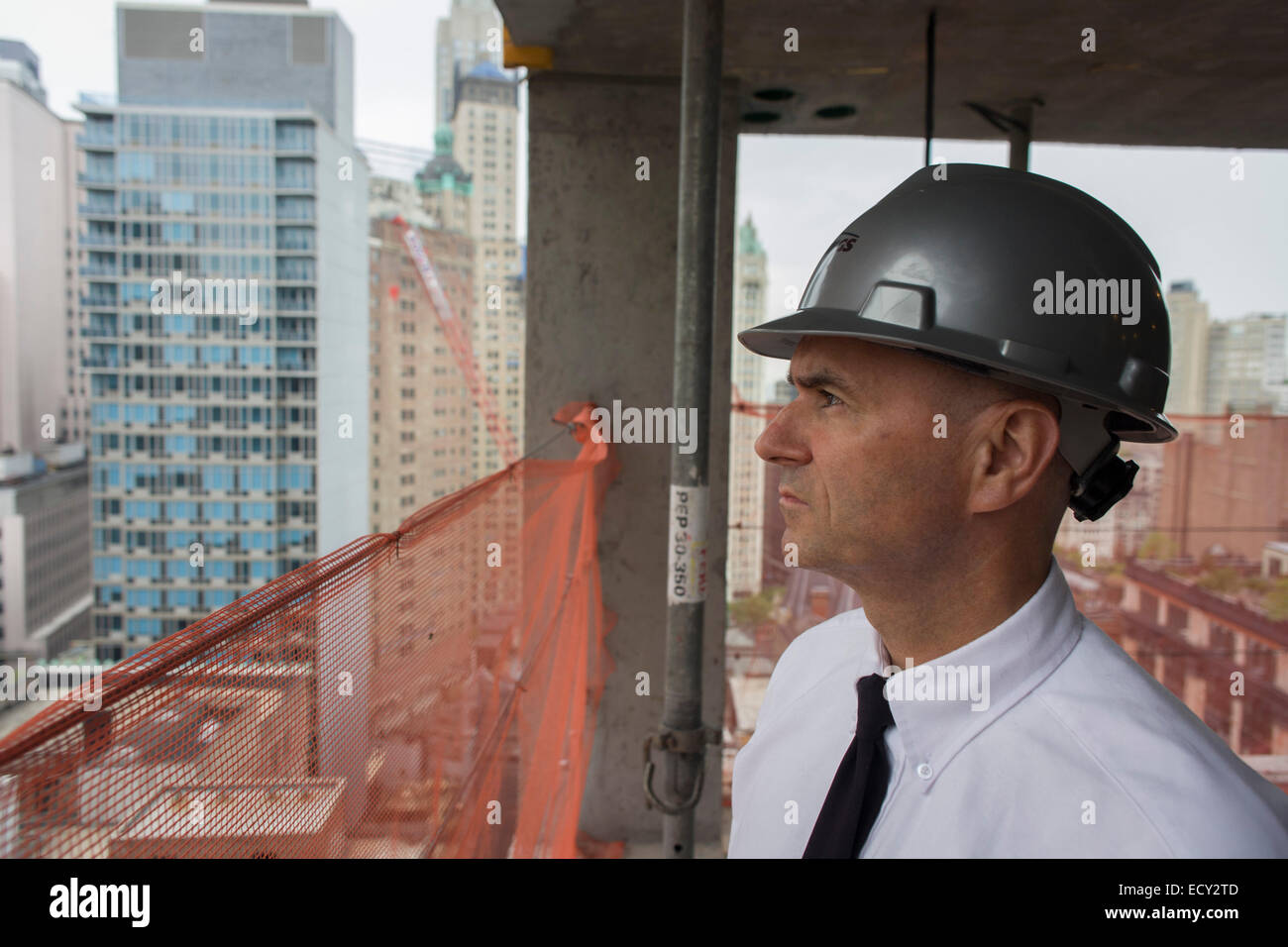 Services d'ingénierie d'enquête, le commissaire adjoint Tim Lynch L'inspection d'un nouveau site de construction à Manhattan, New York C Banque D'Images