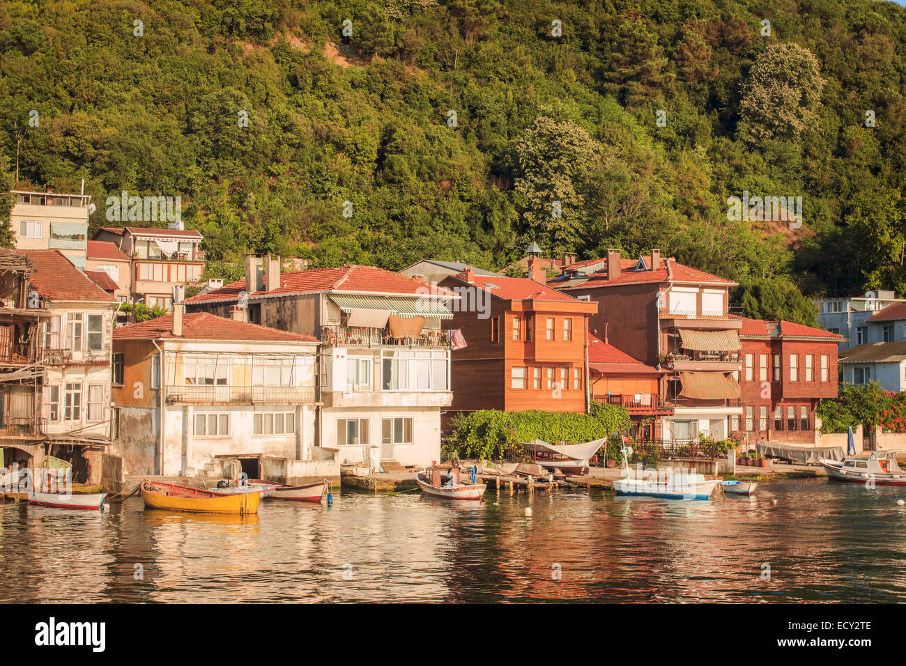 Petit village de pêcheurs au détroit du Bosphore, Istanbul, Turquie Banque D'Images