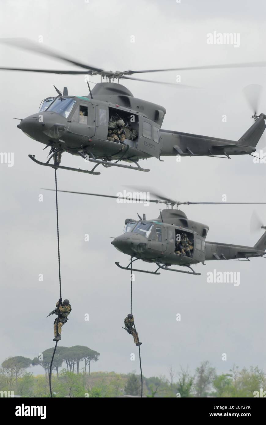 L'armée italienne, les parachutistes de la 'brigade de parachutistes Folgore" dans la formation, les forces spéciales de 9e bataillon d'assaut Col Moschin' Banque D'Images